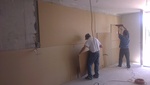 A betonfalra először a hőszigetelő réteget helyeztük el, majd az első hanggátló lapot az úsztatott beton mögé helyeztük. Az elektromos vezetékek helyét ebben a munkafázisban kell kialakítani.