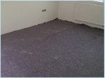 A padlóra hanggátló filcszőnyeget fektettek. (2)